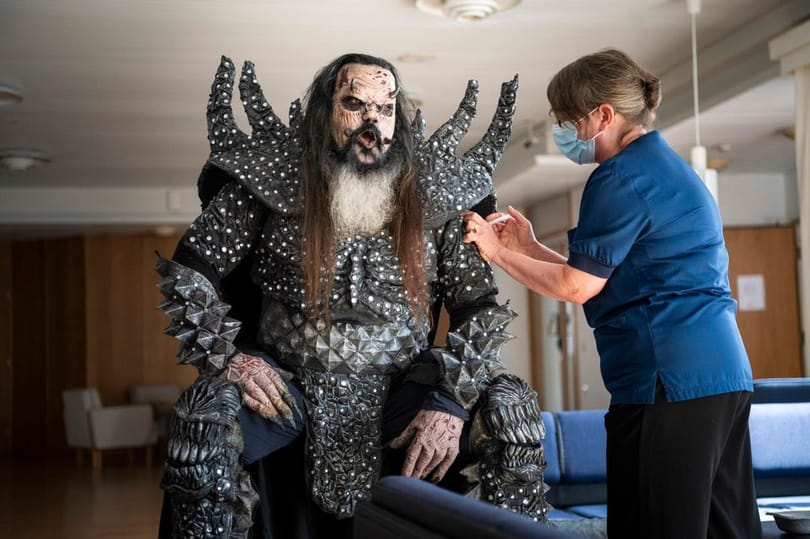 Fellépőruhában oltatta be magát a finn metálzenekar frontembere