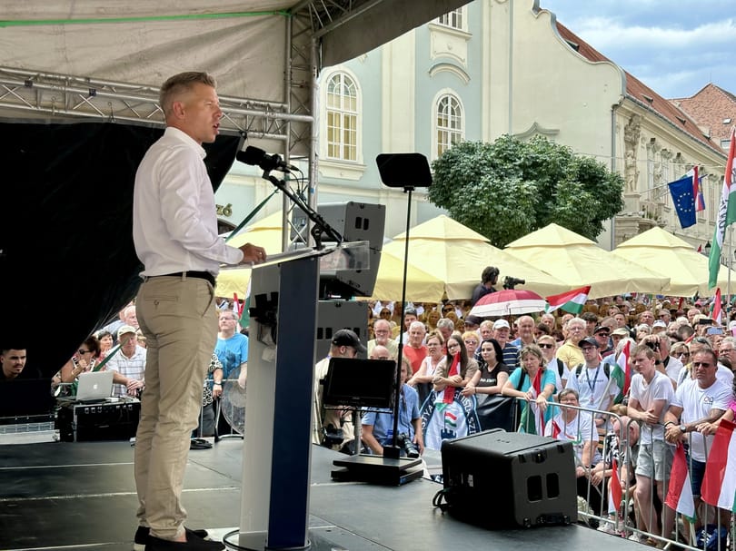 Sörösdobozzal próbálta megdobni Magyar Pétert egy férfi – videó