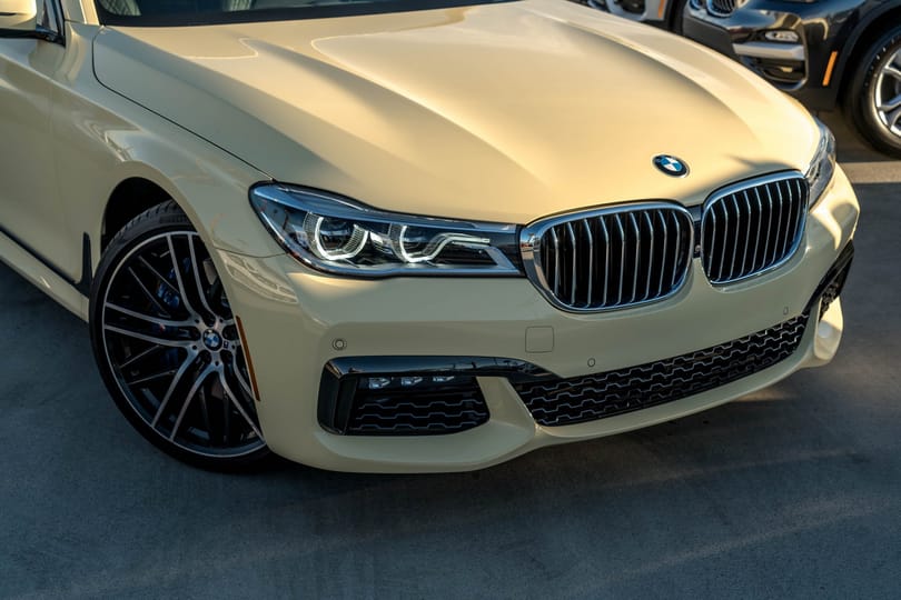 Igazi burzsoá trollkodás egy ilyen német taxisárga 750-es BMW