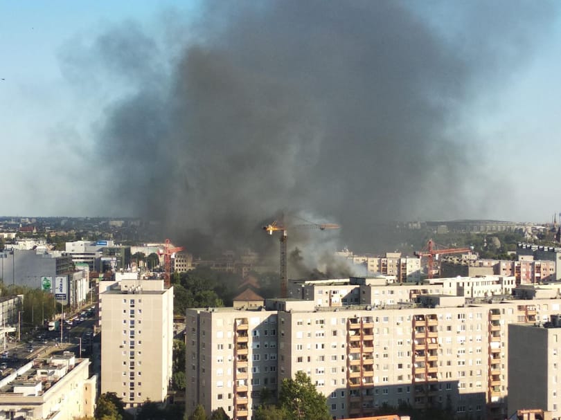 Videó első kézből: így oltották a tűzoltók a kigyulladt XIII. kerületi házat