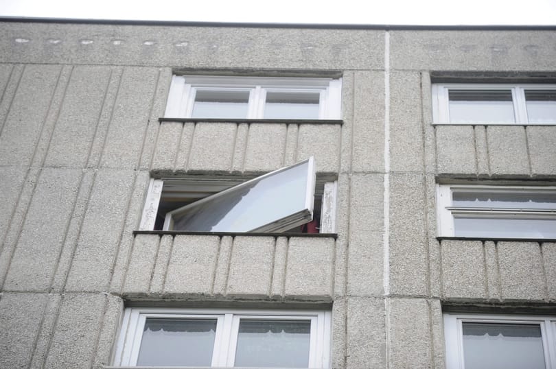 8 emeletet zuhant, majd a fűben sírdogált a csecsemő – további részletek