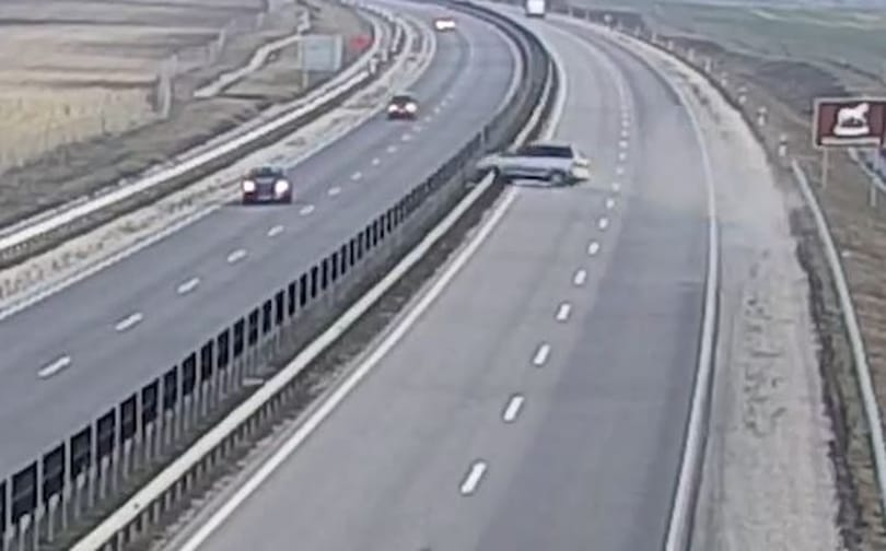 Öten ültek a szalagkorlátnak csapódó autóban, amelynek sofőrje elaludhatott – videó