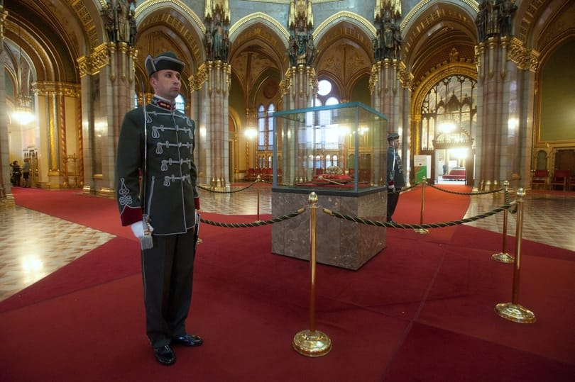 Már nem a Köztársasági Őrezred védi a koronát