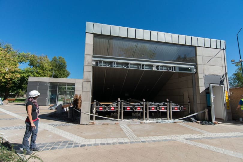 Medence is lesz a 4-es metró egyik megállójánál – fotók