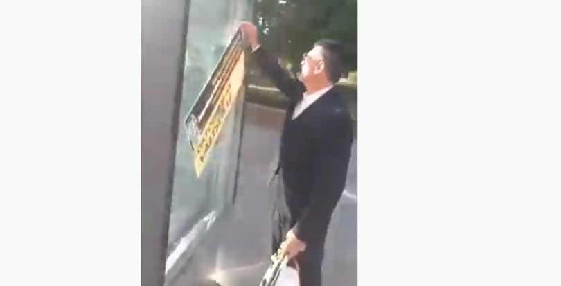 A polgármester sofőrje tépkedi a plakátokat Csepelen