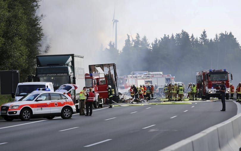 Kiégett egy turistabusz Bajorországban - 18 halott