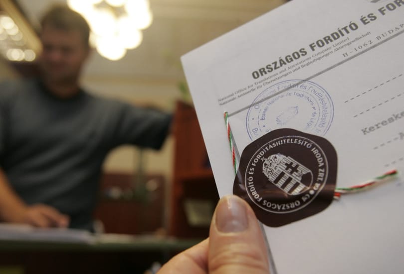 Lassan, drágán, hibásan, de hitelesen