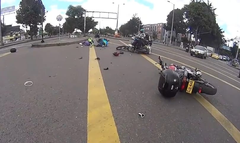 Ilyet is ritkán látni: hármas karambol, motorokkal – videó