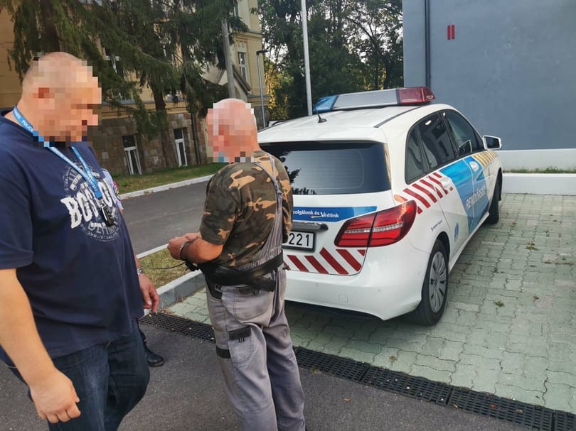 Emberölés kísérletével is gyanúsítják a férfit, aki Molotov-koktélokat hajigált pilisi házakba