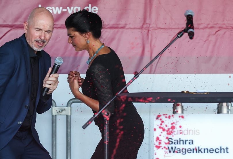 Piros festékkel fröcskölték le Sahra Wagenknecht német politikust, aki ellenzi az ukrajnai katonai segítségnyújtást