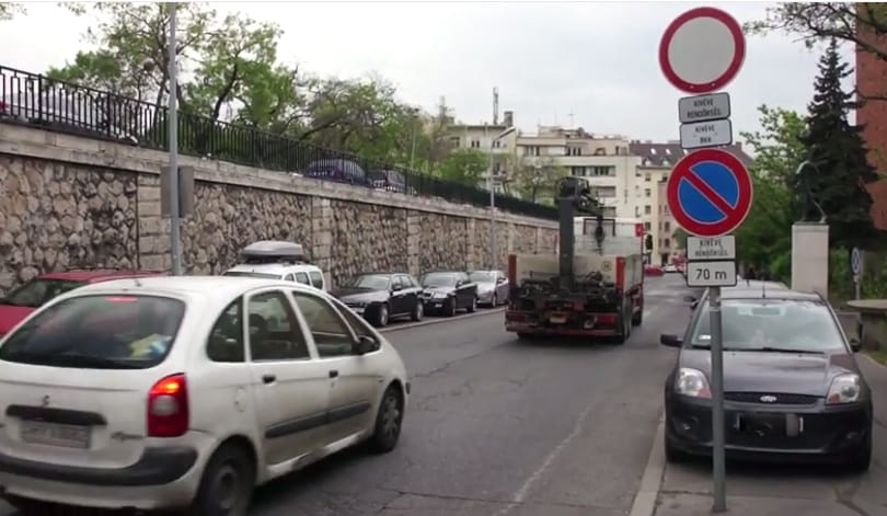 Videó: a rendőrök orra előtt szabálytalankodik, aki csak teheti Budán