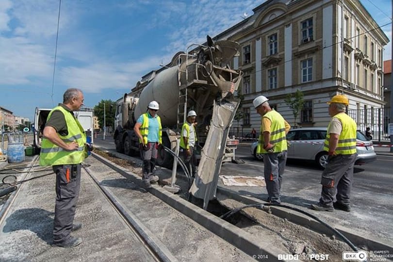 Betömték az üreget az 1-es villamos új pályája alatt