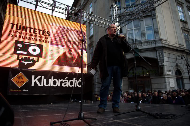 Nem mondják ki a Klubrádió nevét a közszolgálati híradások?