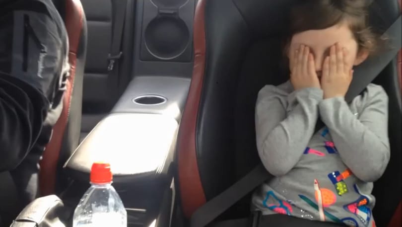 Apa és kislánya egy 1000 lóerős Nissan GT-R-ben - videó