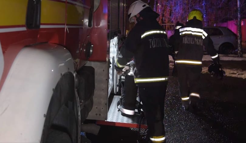 Gyerekeket, felnőtteket és kutyát mentettek a tűzoltók egy lángoló soroksári lakásból – videó