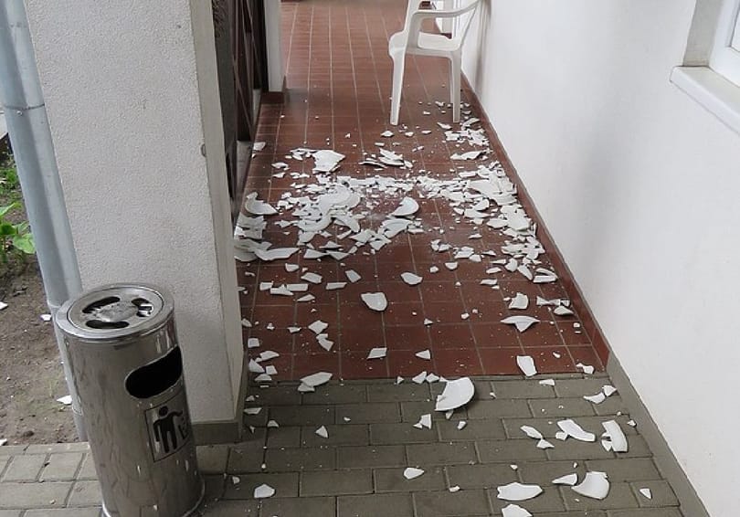 Nyolcvan tányért tört ripityára egy nő, mert nem kapta vissza lemondott szállása árát