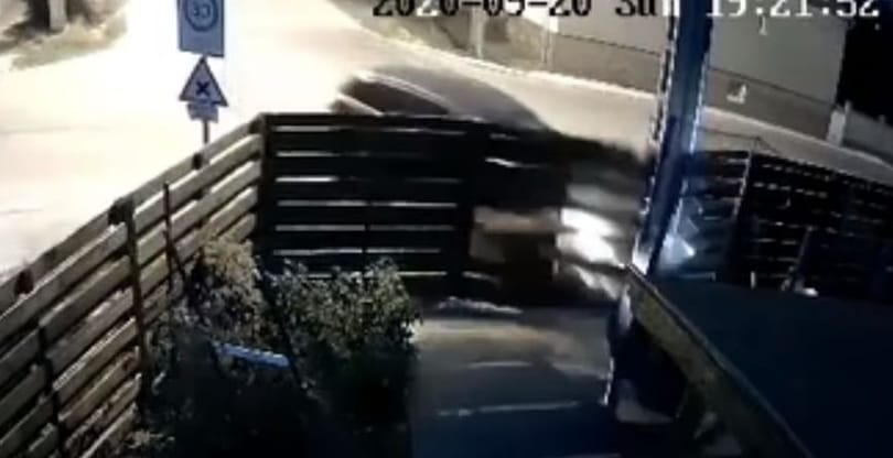 Videó: Családi ház udvarára tört be egy autó Tatabányán