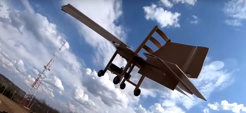 Videó: Óriási buli egy IKEA-székből távirányítású repülőt csinálni