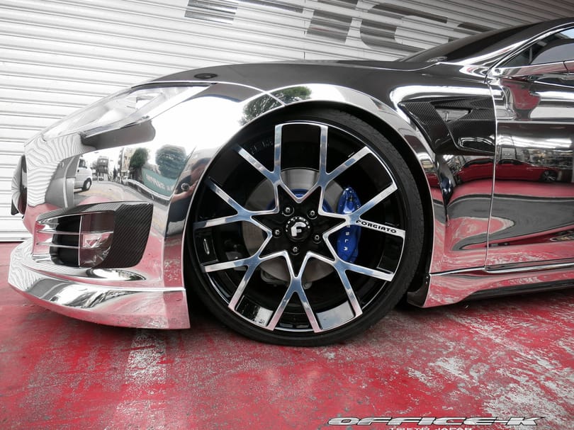 Szépség vagy szörnyeteg? Elkészült a talpig krómozott Tesla Model S
