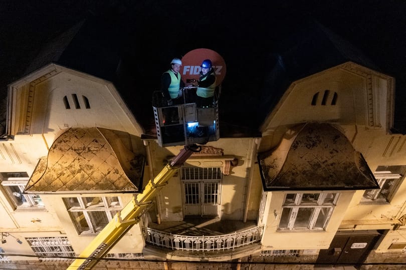 Fidesz-logó került a Külső-Pesti Tankerület épületének egykori vörös csillaga helyére az éjszaka
