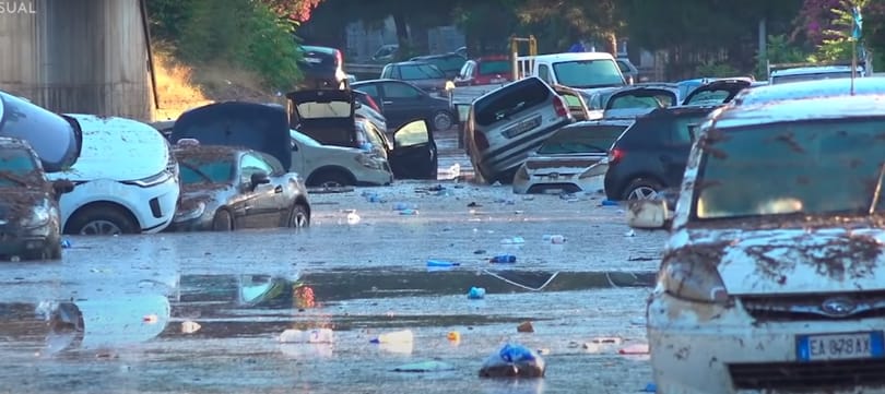 Súlyos képek jöttek az elárasztott Palermóból, az utcán úsznak az emberek