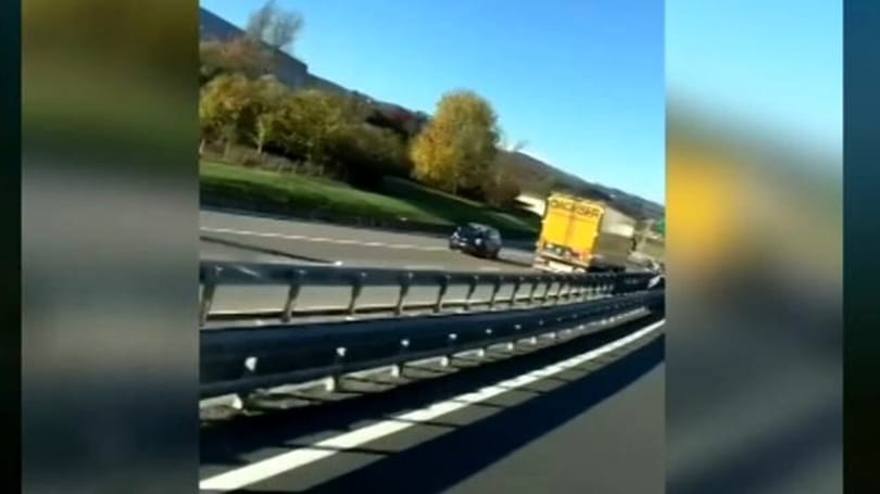 90-nel robogott szemben a forgalommal egy ukrán kamionos Olaszországban