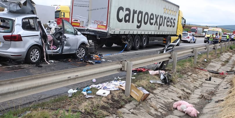 Négy ember, köztük egy gyerek halt meg az M1-esen: videót közölt a rendőrség