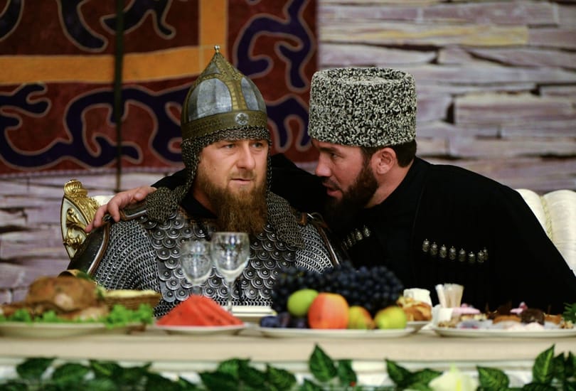 A papa hiába a csecsen elnök, két kiskorú gyermeke többet keresett nála