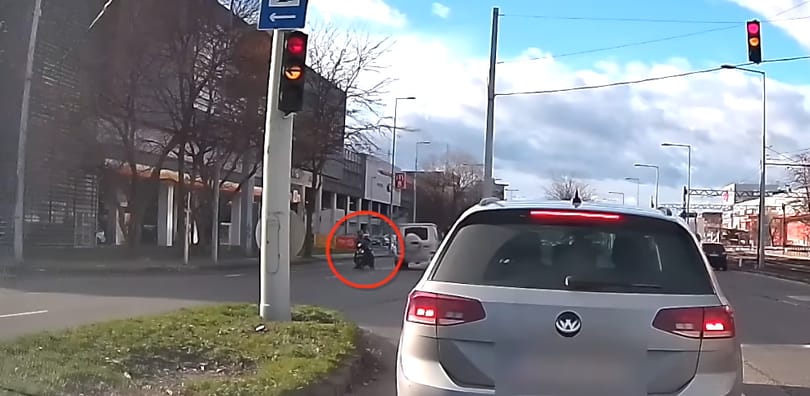 Negyven másodperc alatt majdnem összehozott két hatalmas balesetet egy Mercedes az Árkádnál