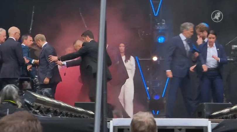 Füstbombát dobtak a lengyel és holland miniszterelnökökre a felszabadulás napi ünnepségen Hollandiában