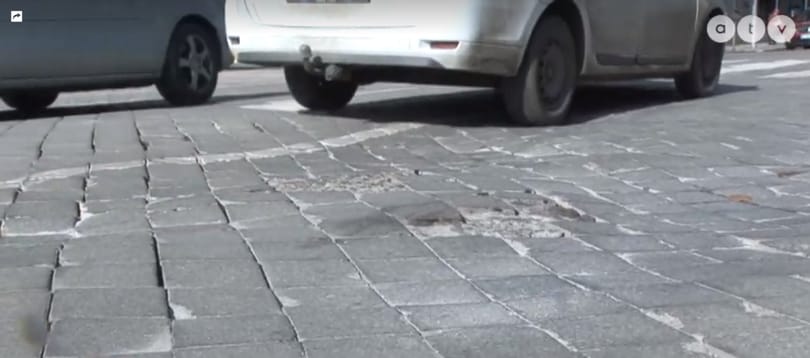 Járhatatlan az út Pécsen, tíz éve csak a kockaköveket cserélgetik