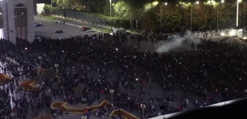 Betörtek a parlamentbe a tüntetők Kirgizisztánban, börtönből hozták ki a volt elnököt