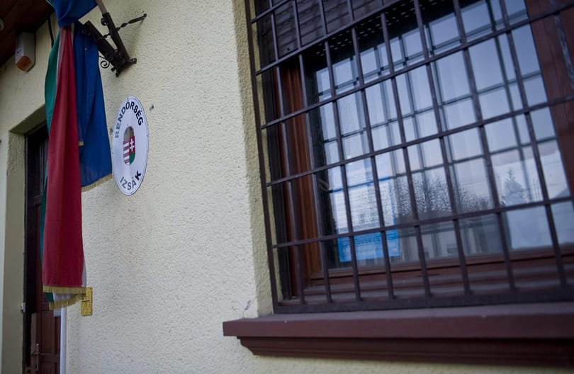 Vallott a harmadik rendőr: a földön fekve verték Bara Józsefet