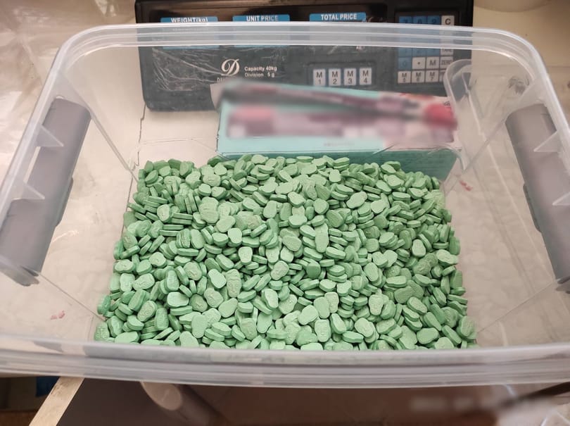 Több mint 20 kilogramm kábítószert találtak a rendőrök egy terézvárosi és egy angyalföldi társasházban, három dílert őrizetbe vettek