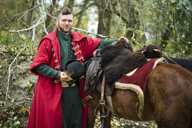 Fotókat közöltek az állatkínzással vádolt bakonyi huszárokról