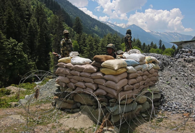 India és Kína is komoly katonai erőt vitt a Himaláján húzódó közös határra