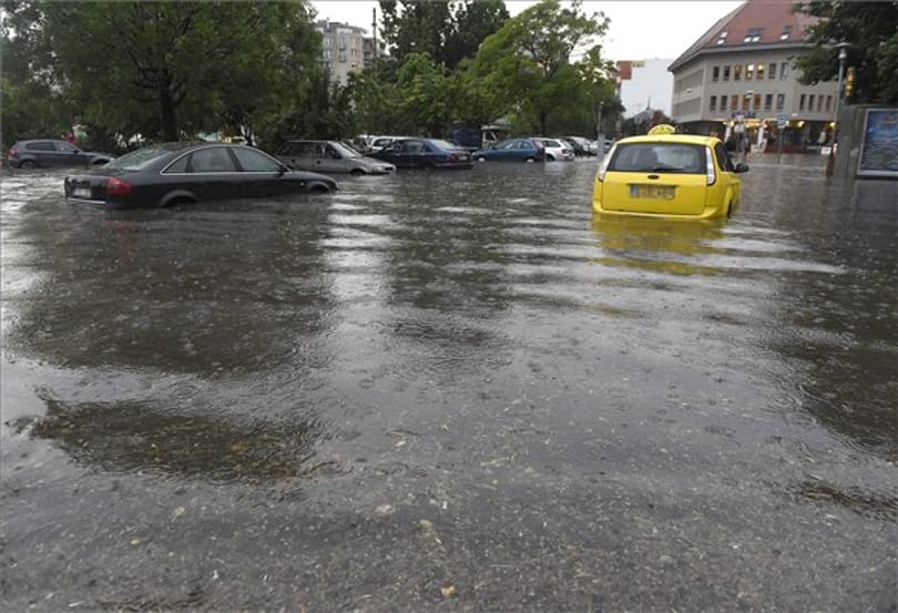 Amikor az 5-ös busz utasterében hullámokat ver az esővíz – videók a tegnapról