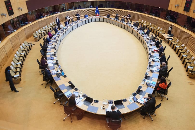 Népszava: Az Európai Bizottság nem elégedett a státusztörvénnyel, a kormány növekvő tanárhiányra készül