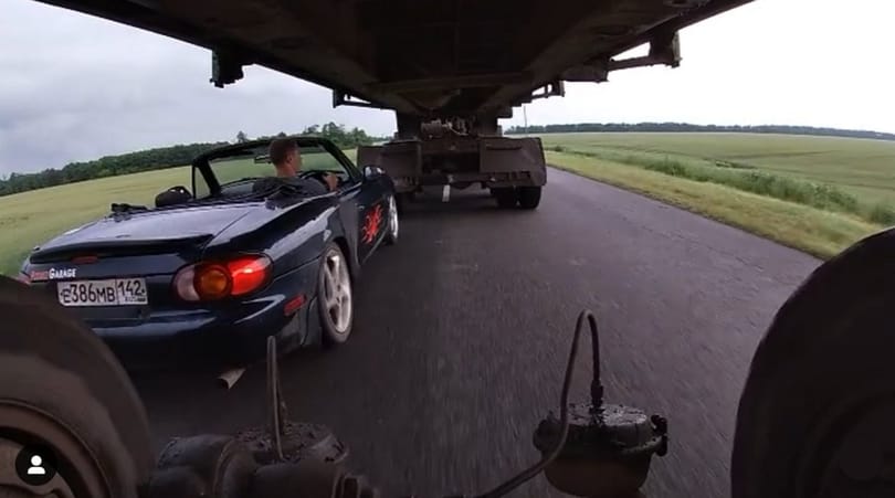 Orosz amatőrök megcsinálták a Halálos iramban egyik híres jelenetét