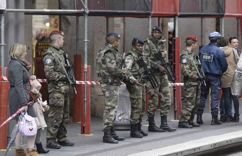 Zsidó létesítményt őrző katonákra támadtak Nizzában