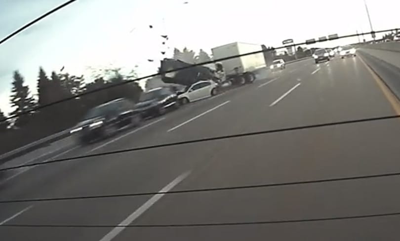 Sokkoló videó, ahogy hat autót tör rommá egy kamion