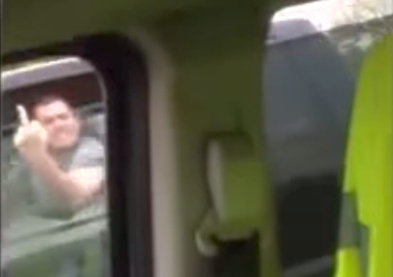 Ezért nem szabad nagyképűnek lenni az úton – videó