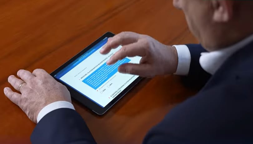 1,4 millióan konzultáltak, de a kormány szerint „a magyarok” 97 százaléka utasítja el a szankciókat