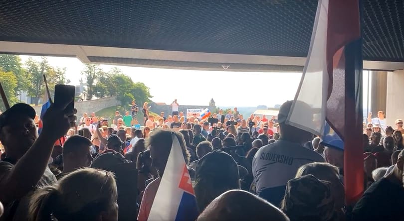 Tüntetők próbáltak bejutni a szlovák parlamentbe, szélsőjobboldali pártelnök tüzelte fel a tömeget