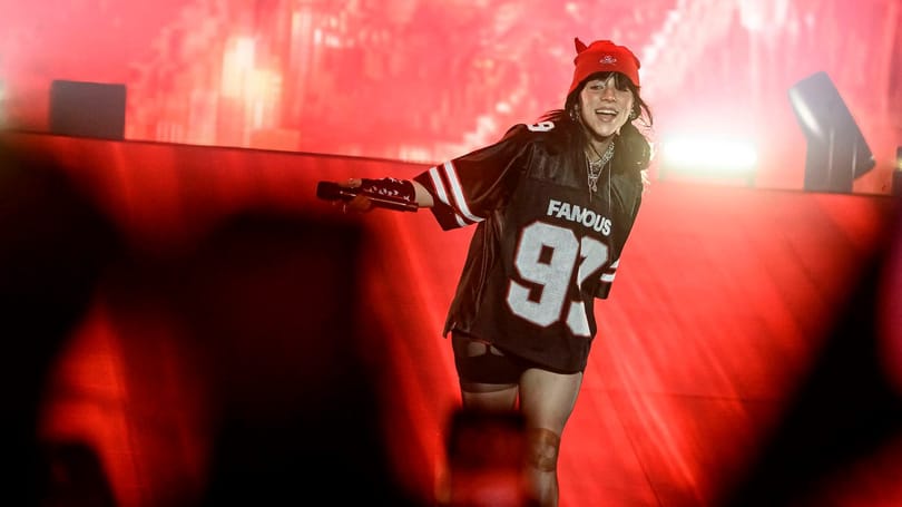 Billie Eilish csúcsformában, mosolyogva zárta a Szigetet