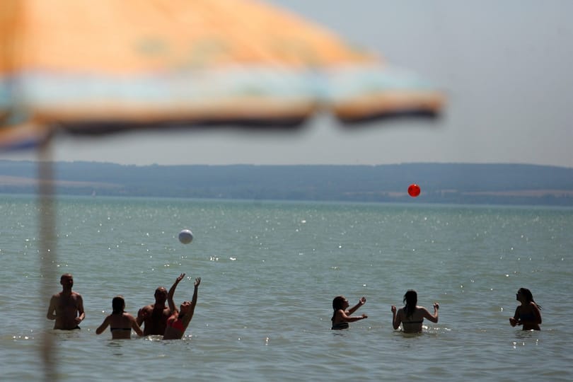 Jön még kánikulára lehűlés, de azután újra itt a meleg