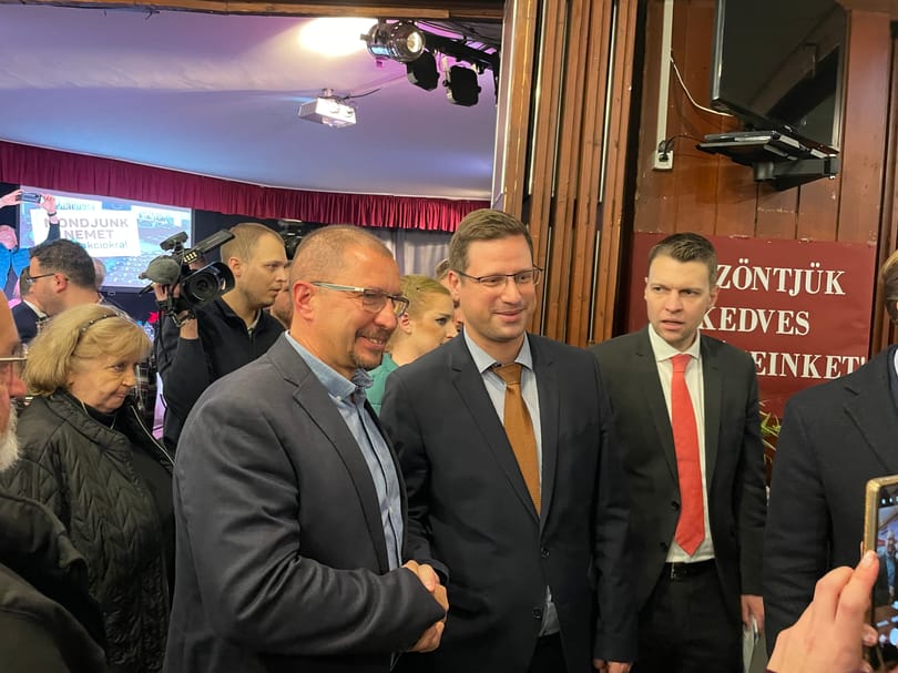 Ideológiai elnyomás és bolondok gyülekezete – Gulyás Gergely Budakeszin fórumozott