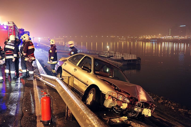 Fotó: a budai alsó rakpart lépcsőjére zuhant egy autó