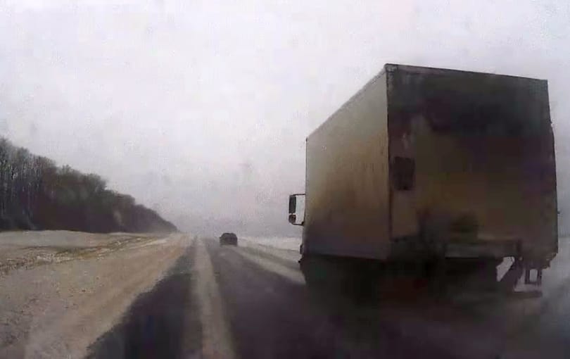Így lesz baleset abból, ha valakit nem érdekel, hogy havas az út – videó