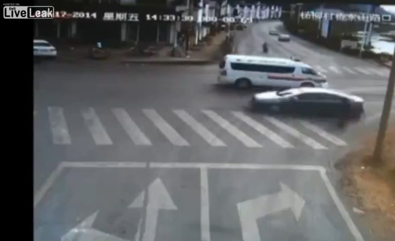 Ilyen, amikor pusztít a szirénázó mentőautó – videó